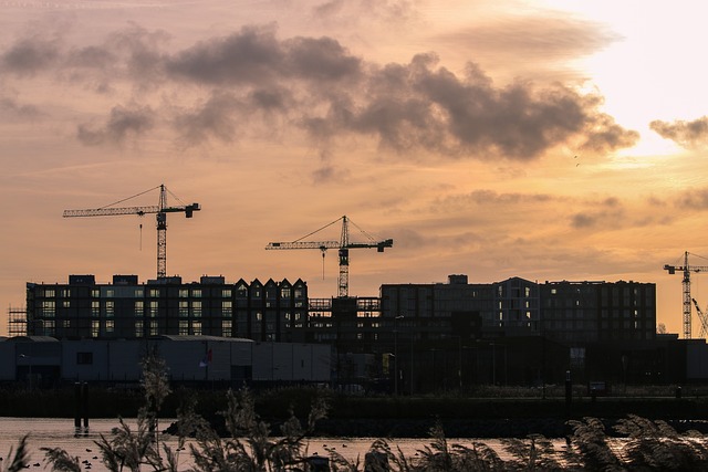 "Hebberigheid op de Huizenmarkt: Overbieden wordt weer de norm terwijl nieuwbouwprijzen dalen"